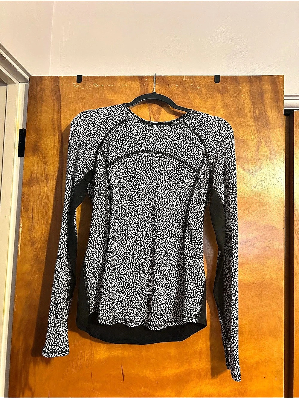 Lululemon Rise and Run Long Sleeve Athletic Top Black & White